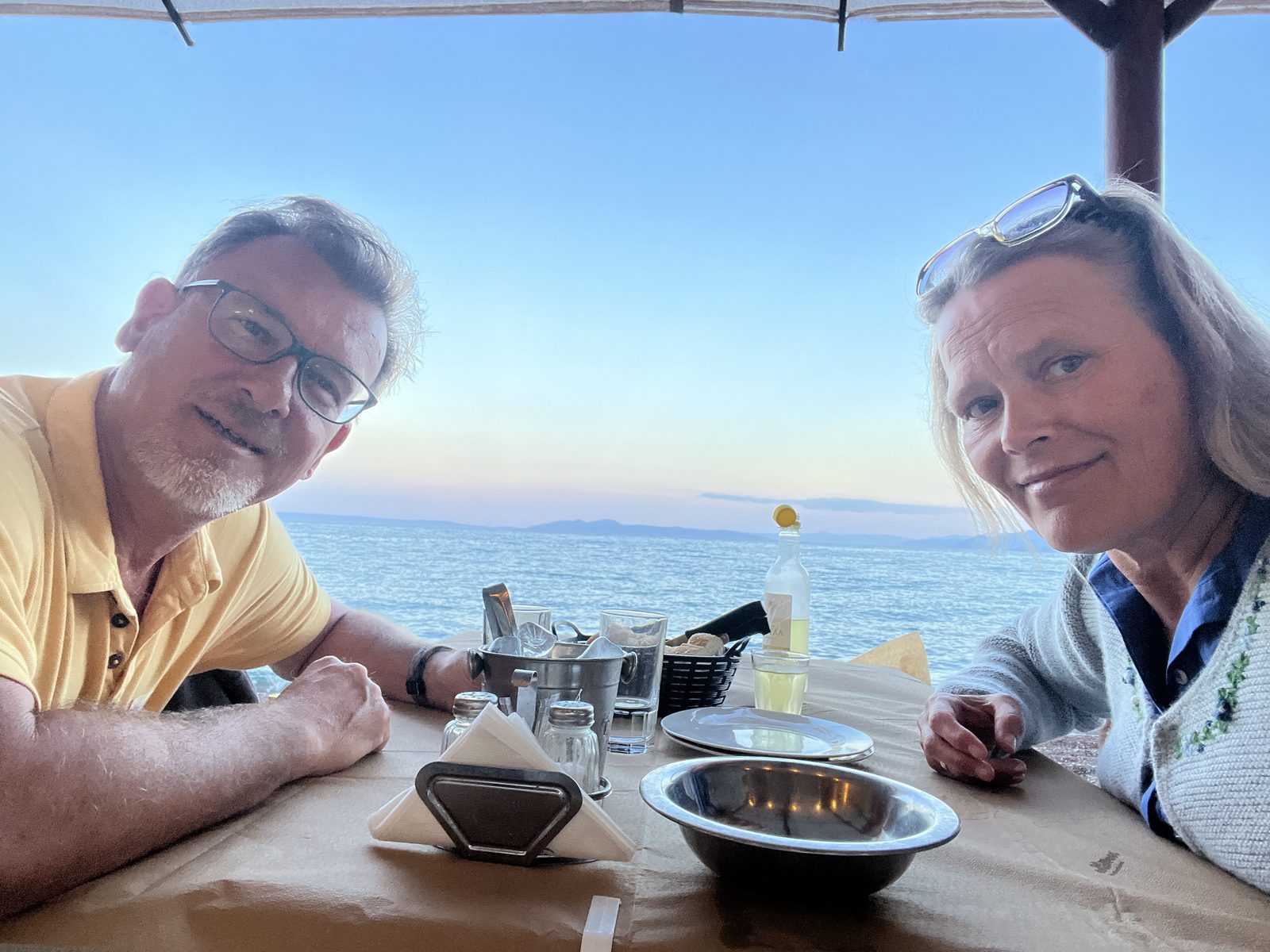 Zu zweit am Tisch mit Blick aufs Meer am Abend