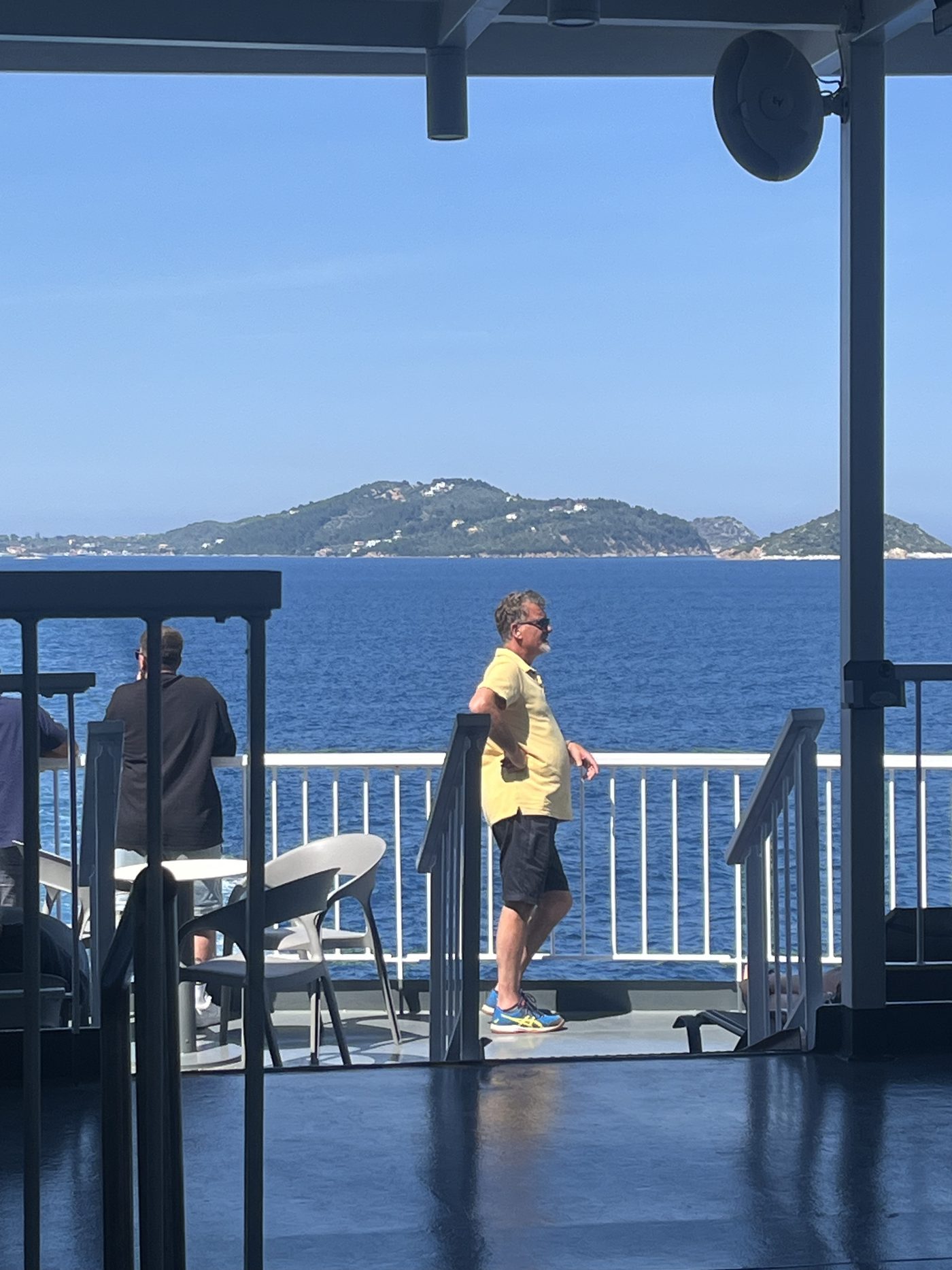 Hans-Jörg Ronsdorf auf einer Terrasse mit Blick über die Bucht