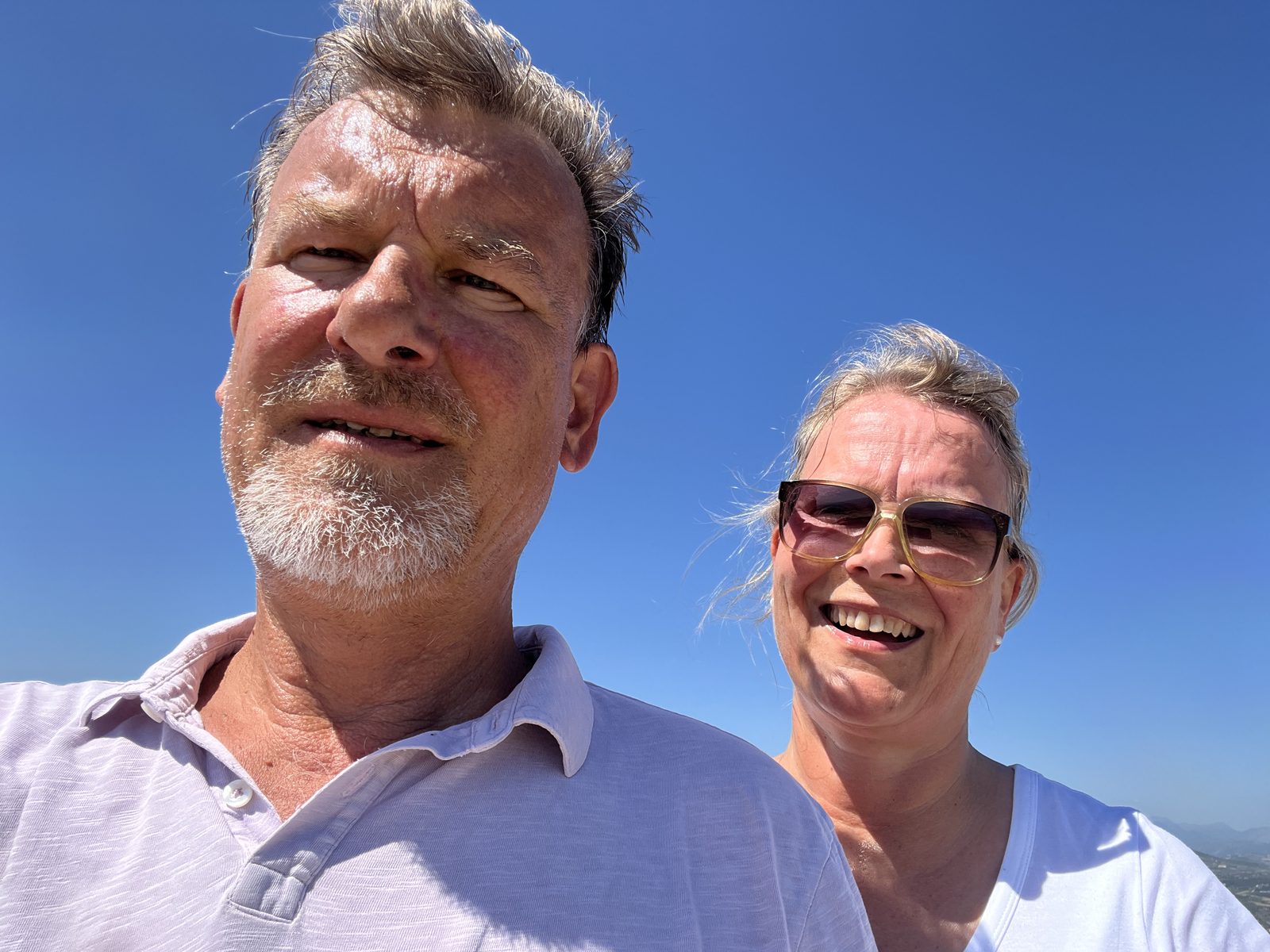Hans-Jörg Ronsdorf mit seiner Frau unter blauem Himmel
