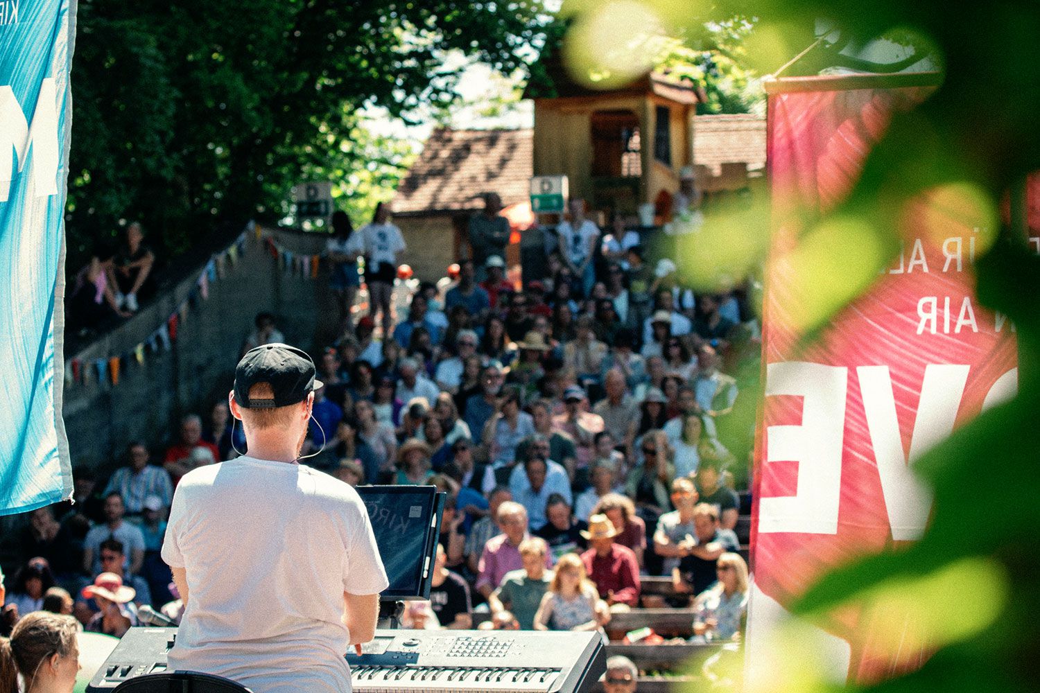 Open-Air auf der Burghalde, Menschen auf den Stufen