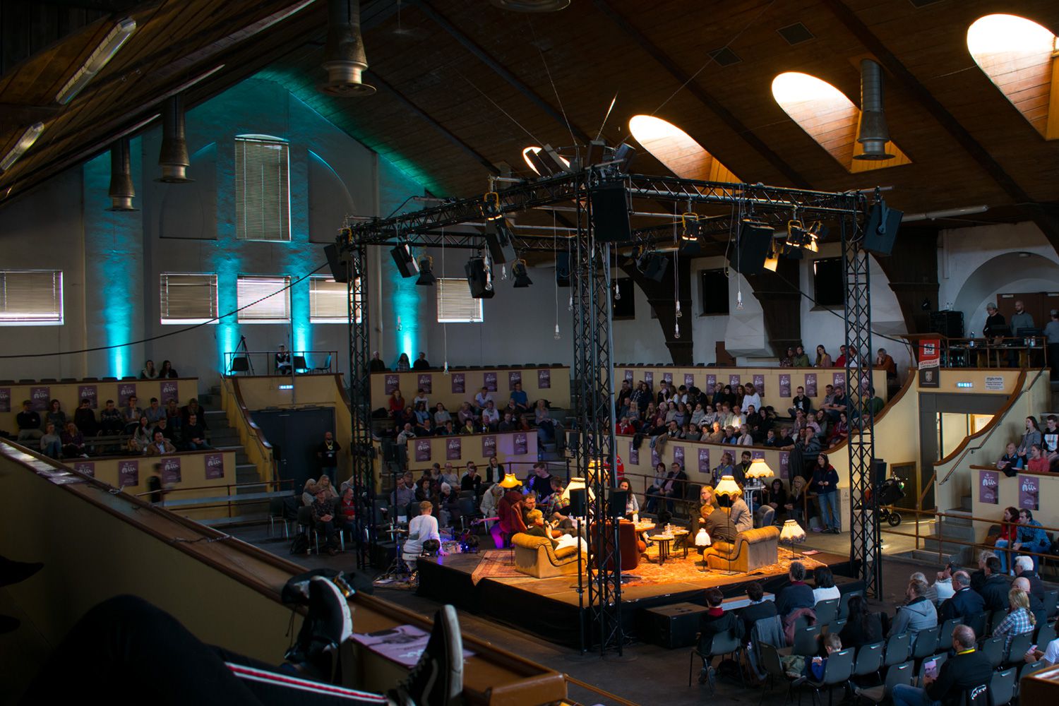 Die Allgäuhalle in Kempten, gefüllt mit Besuchern