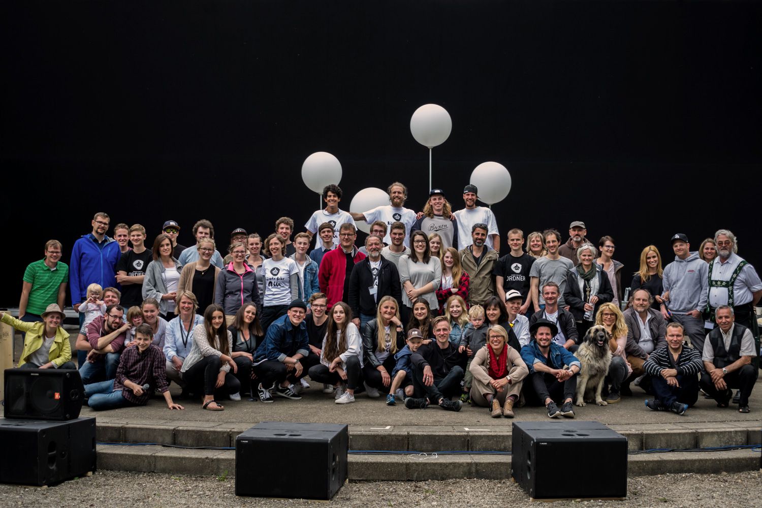 Gruppenfoto des Teams von Kirche für Alle auf der Bühne, mit Luftballons