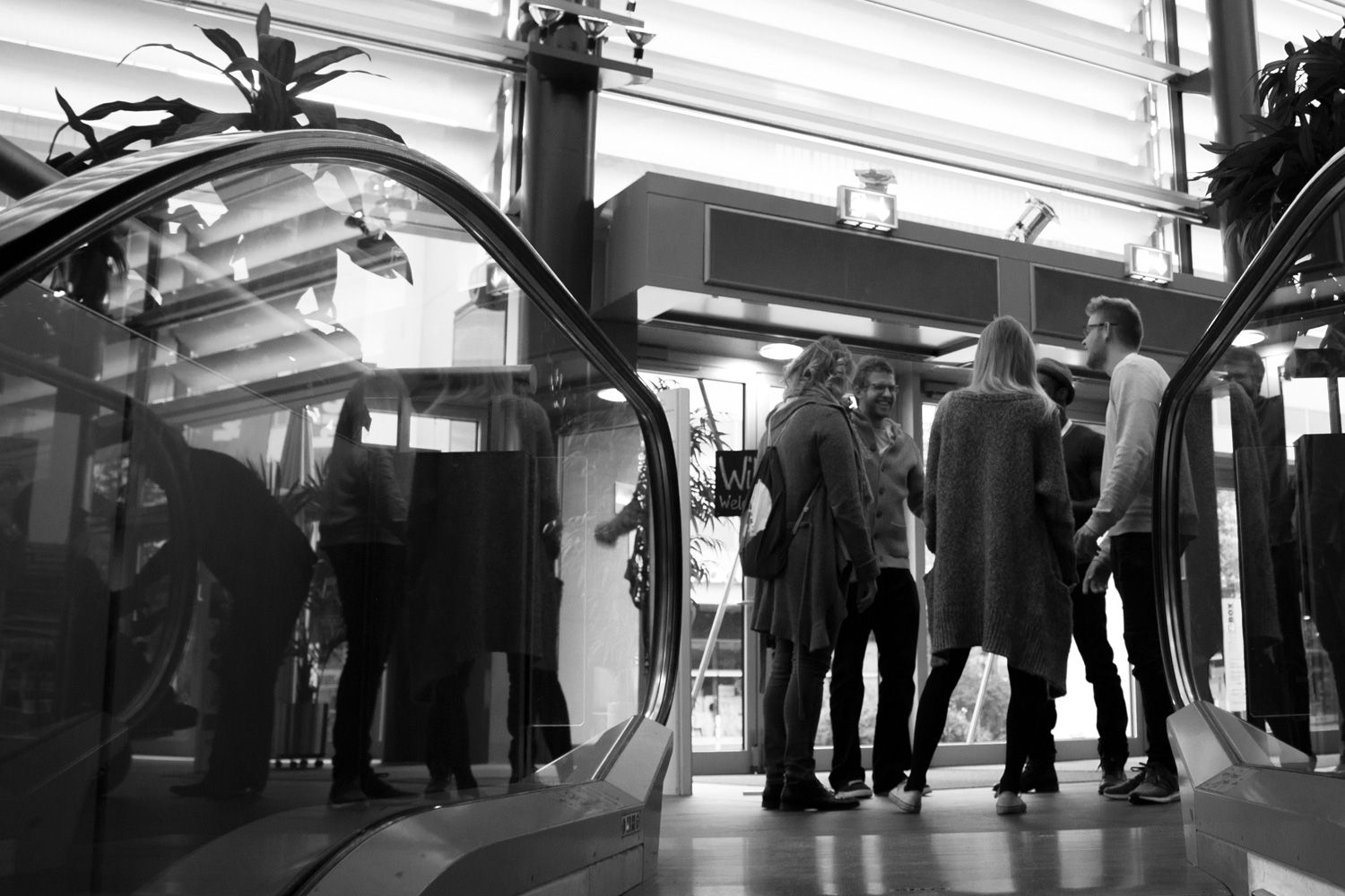 Menschen im Foyer der bigBOX