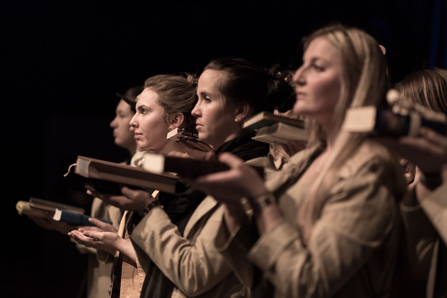 Theatergruppe mit Büchern in der Hand