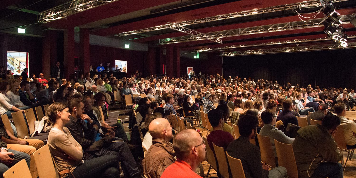 Bis in die letzte Reihe besetzter Saal